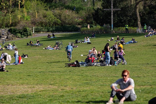 Berliner halten sich größtenteils an Corona-Kontaktregeln am O, Trotz der Ausgangsbeschränkungen aufgrund von Covid19 sind viele Parks gut mit Besuchern gefüllt. Die Abstandsregeln werden aber größtenteils eingehalten. Hier Bilder vom Viktoriapark. Berlin Berlin Deutschland