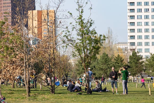 Berliner halten sich größtenteils an Corona-Kontaktregeln am O, Trotz der Ausgangsbeschränkungen aufgrund von Covid19 sind viele Parks gut mit Besuchern gefüllt. Die Abstandsregeln werden aber größtenteils eingehalten. Hier Bilder vom Park am Gleisdreieck. Berlin Berlin Deutschland