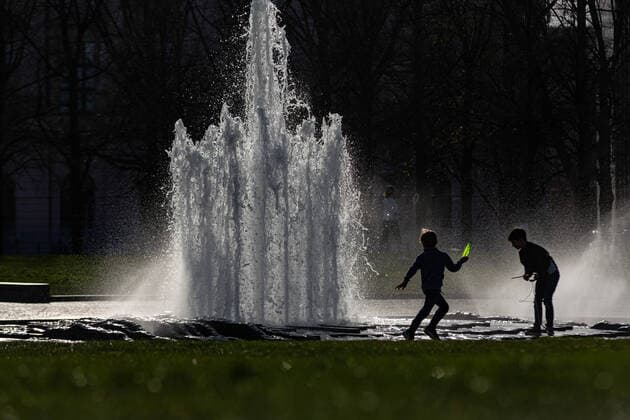 Berliner halten sich größtenteils an Corona-Kontaktregeln am O, Trotz der Ausgangsbeschränkungen aufgrund von Covid19 sind viele Parks gut mit Besuchern gefüllt. Die Abstandsregeln werden aber größtenteils eingehalten. Die Brunnensaison hat begonnen, nach und nach werden die Wasserspiele im öffentlichen Raum wieder mit frischem Nass versorgt. Berlin Berlin Deutschland