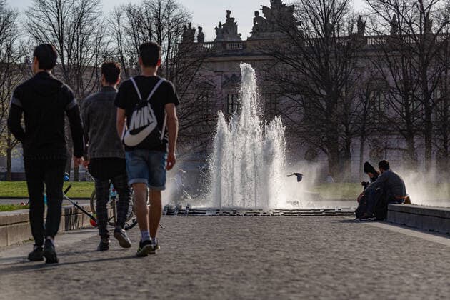 Berliner halten sich größtenteils an Corona-Kontaktregeln am O, Trotz der Ausgangsbeschränkungen aufgrund von Covid19 sind viele Parks gut mit Besuchern gefüllt. Die Abstandsregeln werden aber größtenteils eingehalten. Die Brunnensaison hat begonnen, nach und nach werden die Wasserspiele im öffentlichen Raum wieder mit frischem Nass versorgt. Berlin Berlin Deutschland
