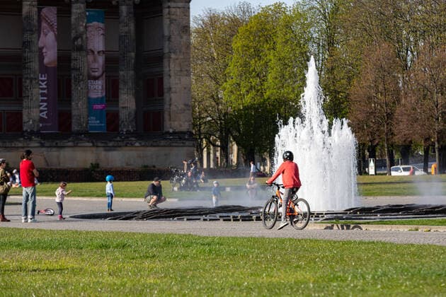 Berliner halten sich größtenteils an Corona-Kontaktregeln am O, Trotz der Ausgangsbeschränkungen aufgrund von Covid19 sind viele Parks gut mit Besuchern gefüllt. Die Abstandsregeln werden aber größtenteils eingehalten. Die Brunnensaison hat begonnen, nach und nach werden die Wasserspiele im öffentlichen Raum wieder mit frischem Nass versorgt. Berlin Berlin Deutschland