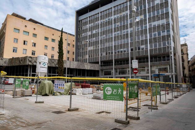 April 11, 2020, Barcelona, Catalonia, Spain: Rehabilitation works and improvement of public space are seen without activity due to the contagion of Covid-19..Barcelona faces the 28th day of home confinement. The streets remain deserted except for main activities. Barcelona Spain - ZUMAs197 20200411_zaa_s197_048 Copyright: xPacoxFreirex