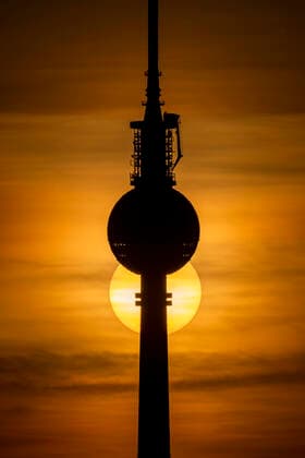 Der Sonnenuntergang mit Silhouette von der Fernsehturm in Berlin am 11. April 2020. Die von Bund und Laender um die Verbreitung des Coronavirus (SARS-CoV-2) zu verlangsamen beschlossenenen Massnahmen dauern auch vor der Ostertage weiter an. Die Debatte ueber eine Mundschutzpflicht und die Wirksamkeit der Masken dauert in der Oeffentlichkeit weiter an. Coronavirus in Berlin