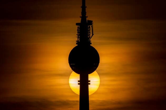 News Themen der Woche KW15 News Bilder des Tages Der Sonnenuntergang mit Silhouette von der Fernsehturm in Berlin am 11. April 2020. Die von Bund und Laender um die Verbreitung des Coronavirus (SARS-CoV-2) zu verlangsamen beschlossenenen Massnahmen dauern auch vor der Ostertage weiter an. Die Debatte ueber eine Mundschutzpflicht und die Wirksamkeit der Masken dauert in der Oeffentlichkeit weiter an. Coronavirus in Berlin *** The sunset with silhouette of the television tower in Berlin on 11 April 2020 The measures decided by the federal and state governments to slow down the spread of the coronavirus SARS CoV 2 continue before Easter The debate about compulsory mouth protection and the effectiveness of masks continues in the public eye Coronavirus in Berlin