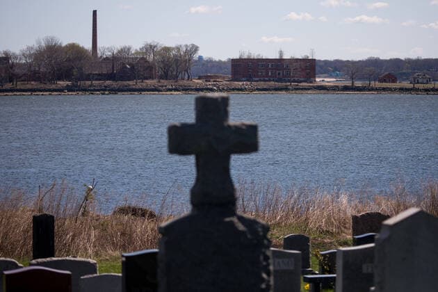 News Bilder des Tages (200411) -- NEW YORK, April 11, 2020 -- A large burial pit and abandoned buildings are seen on Hart Island where some of the COVID-19 victims are buried, in New York, the United States, April 11, 2020. The death toll from COVID-19 in the United States surpassed that in Italy on Saturday, reaching 19,701 as of 1: 35 p.m. (1735 GMT) among 506,188 cases, according to data compiled by Johns Hopkins University. (Photo by Michael Nagle Xinhua) U.S.-NEW YORK-COVID-19-DEATH TOLL WangxYing 