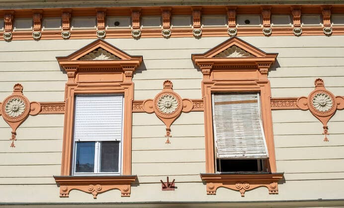 Coronavirus in Slowenien, Eindrücke aus Maribor restaurierte Fassade in der Altstadt von Maribor, Slowenien