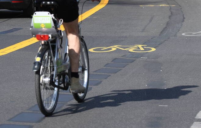 Angesichts des wegen des Corona-Shutdowns verringerten Autoverkehrs hat der Berliner Bezirk Friedrichshain-Kreuzberg Fahrradstreifen zunächst provisorisch verbreitert, zum Beispiel in der Zossener Straße in Kreuzberg. Neuer Fahrradstreifen in der Zossener Straße