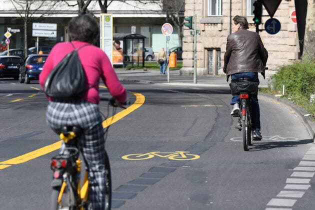 Angesichts des wegen des Corona-Shutdowns verringerten Autoverkehrs hat der Berliner Bezirk Friedrichshain-Kreuzberg Fahrradstreifen zunächst provisorisch verbreitert, zum Beispiel in der Zossener Straße in Kreuzberg. Neuer Fahrradstreifen in der Zossener Straße