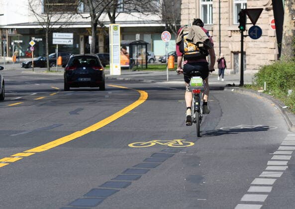 Angesichts des wegen des Corona-Shutdowns verringerten Autoverkehrs hat der Berliner Bezirk Friedrichshain-Kreuzberg Fahrradstreifen zunächst provisorisch verbreitert, zum Beispiel in der Zossener Straße in Kreuzberg. Neuer Fahrradstreifen in der Zossener Straße