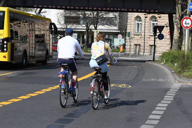 Angesichts des wegen des Corona-Shutdowns verringerten Autoverkehrs hat der Berliner Bezirk Friedrichshain-Kreuzberg Fahrradstreifen zunächst provisorisch verbreitert, zum Beispiel in der Zossener Straße in Kreuzberg. Neuer Fahrradstreifen in der Zossener Straße