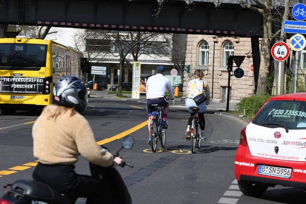 Angesichts des wegen des Corona-Shutdowns verringerten Autoverkehrs hat der Berliner Bezirk Friedrichshain-Kreuzberg Fahrradstreifen zunächst provisorisch verbreitert, zum Beispiel in der Zossener Straße in Kreuzberg. Neuer Fahrradstreifen in der Zossener Straße