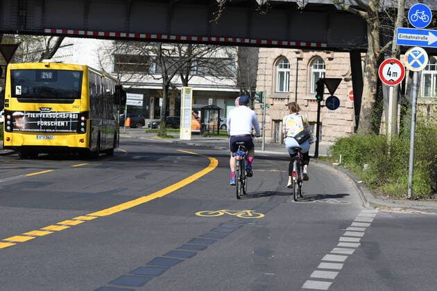 Angesichts des wegen des Corona-Shutdowns verringerten Autoverkehrs hat der Berliner Bezirk Friedrichshain-Kreuzberg Fahrradstreifen zunächst provisorisch verbreitert, zum Beispiel in der Zossener Straße in Kreuzberg. Neuer Fahrradstreifen in der Zossener Straße