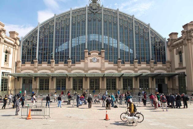 April 11, 2020, Barcelona, Spain: View of the Estacio del Nord, as the Formacio i treball foundation delivers meals to homeless people..Formacio i treball foundation together with the Barcelona City Council, distributed more than 500 meals in Barcelona and Tarragona to the most vulnerable people, homeless people, refugees that are affected by the corona virus crisis. Barcelona Spain - ZUMAs197 20200411_zaa_s197_064 Copyright: xXavixHerrerox