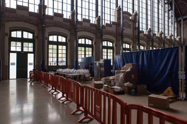 April 11, 2020, Barcelona, Spain: Inside the Estacio del Nord as staff from the formacio i treball foundation prepare food to be distributed to homeless people..Formacio i treball foundation together with the Barcelona City Council, distributed more than 500 meals in Barcelona and Tarragona to the most vulnerable people, homeless people, refugees that are affected by the corona virus crisis. Barcelona Spain - ZUMAs197 20200411_zaa_s197_066 Copyright: xXavixHerrerox