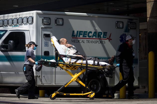 (200411) -- NEW YORK, April 11, 2020 -- Healthcare workers wheel a patient into the emergency room of BronxCare Hospital Center in the Bronx borough of New York, the United States, April 11, 2020. The number of COVID-19 cases in the United States topped 500,000 on Friday night, according to the Center for Systems Science and Engineering (CSSE) at Johns Hopkins University. (Photo by Michael Nagle Xinhua) U.S.-NEW YORK-COVID-19-CASES WangxYing 