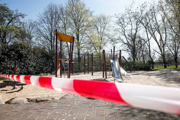 11.04.2020, xtgx, Auswirkungen des Corona Virus in Magdeburg, abgesperrter Spielplatz Magdeburg
