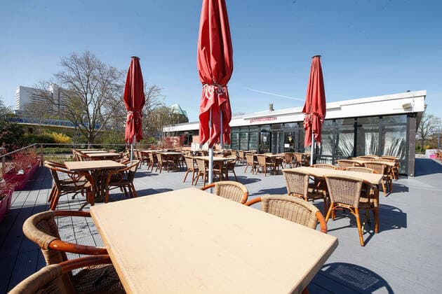 11.04.2020, xtgx, Auswirkungen des Corona Virus in Magdeburg, das Restaurant Petrifoerder ist geschlossen, leere Tische und Stuehle, eingeklappte Sonnenschirme Magdeburg