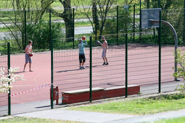 11.04.2020, xtgx, Auswirkungen des Corona Virus in Magdeburg, junge Maenner spielen auf einem abgesperrten Sportplatz Basketball, kurz bevor das Ordnungsamt eintrifft Magdeburg