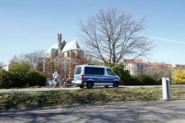 11.04.2020, xtgx, Auswirkungen des Corona Virus in Magdeburg, die Polizei faehrt am Petrifoerder Streife Magdeburg
