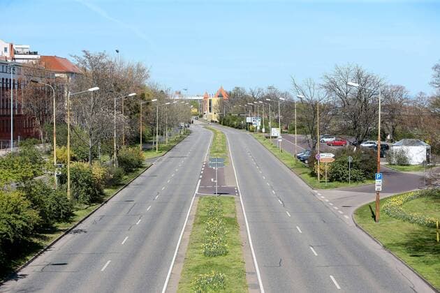 11.04.2020, xtgx, Auswirkungen des Corona Virus in Magdeburg, die Strasse am Schleinufer ist zur Mittagszeit voellig leer Magdeburg