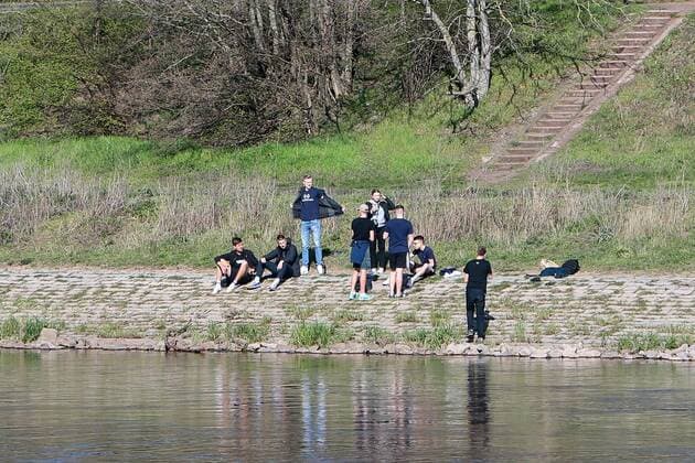 11.04.2020, xtgx, Auswirkungen des Corona Virus in Magdeburg, jugendliche versammeln sich in einer grossen Gruppe am Ufer der Elbe, verstossen gegen das Kontaktverbot Magdeburg