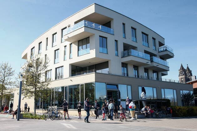 11.04.2020, xtgx, Auswirkungen des Corona Virus in Magdeburg, zahlreiche Menschen haben sich vor einem Eiscafe versammelt Magdeburg