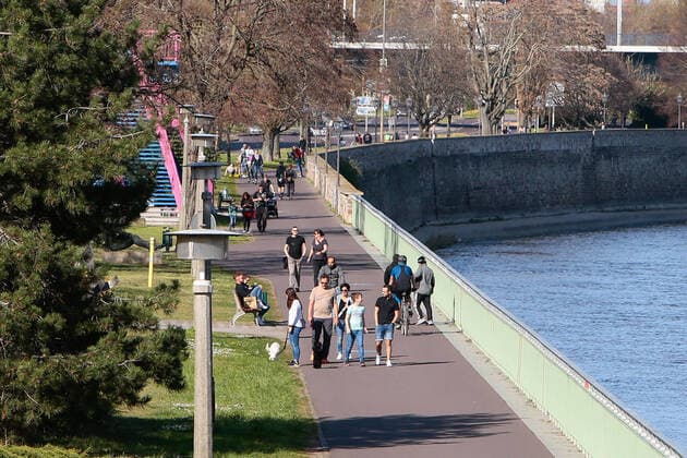 11.04.2020, xtgx, Auswirkungen des Corona Virus in Magdeburg, Spaziergaenger und Radfahrer nutzen das schoene Wetter am Ostersamstag, um sich am Schleinufer zu bewegen, viele kommen sich dabei unerlaubt nah Magdeburg