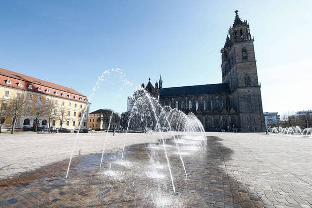 11.04.2020, xtgx, Auswirkungen des Corona Virus in Magdeburg, Wasserspiele, Springbrunnen auf dem Domplatz Magdeburg