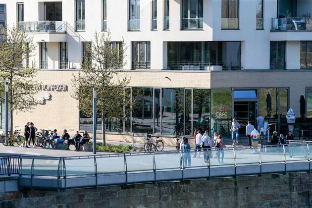 11.04.2020, xtgx, Auswirkungen des Corona Virus in Magdeburg, zahlreiche Menschen haben sich vor einem Eiscafe versammelt Magdeburg