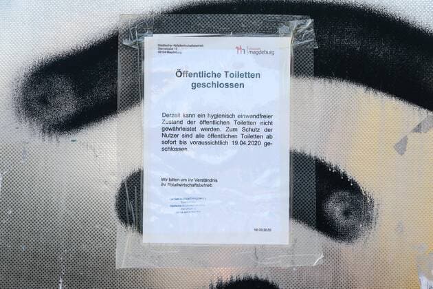 11.04.2020, xtgx, Auswirkungen des Corona Virus in Magdeburg, Hinweisschild an einer geschlossenen oeffentlichen Toilette Magdeburg