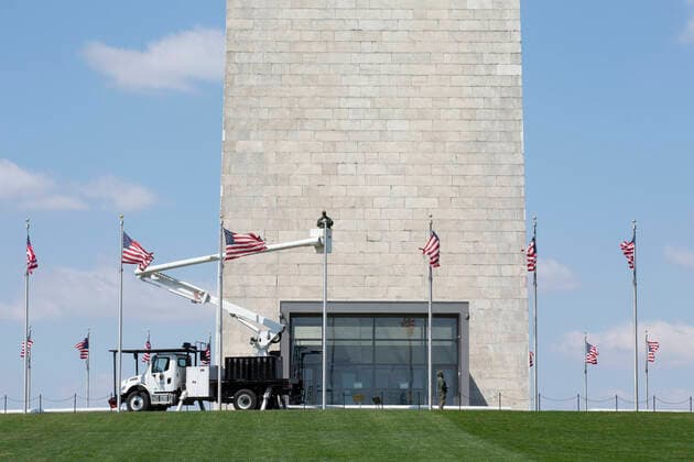 April 11, 2020, Washington, District of Columbia, USA: Maintenance is done on a flagpole in front of the Washington Monument in Washington D.C. Washington USA - ZUMAnume 20200411_mda_s152_275 Copyright: xStefanixReynoldsx