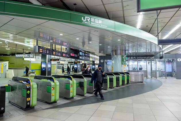 Coronavirus in Japan, Eindrücke aus Osaka April 11, 2020, Tokyo, Japan: A man wearing a face mask as a precaution against the spread of coronavirus walks in a semi deserted Shinjuku Station..The Japan government declared a state of emergency to cover Tokyo, Osaka, Saitama, Kanagawa, Chiba, Hyogo and Fukuoka prefectures from the 7th April and will continue until May 6. Tokyo governor Yuriko Koike has asked restaurants and bars to be closed at 8pm as COVID-2019 virus spreads. Tokyo Japan - ZUMAs197 20200411_zaa_s197_083 Copyright: xViolaxKamx