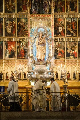 April 11, 2020, Madrid, MADRID, SPAIN: Easter Vigil in the Almudena Cathedral (Madrid) during thetennth day after the Government declared the state of alarm in Spain and recommended people to stay at home to fight coronavirus COVID-19 on April 11, 2020 in Madrid, Spain Madrid SPAIN - ZUMAa181 20200411_zaa_a181_010 Copyright: xJoaquinxCorcherox