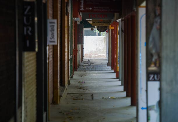 Coronavirus in Indien, Eindrücke aus Neu-Delhi NEW DELHI, INDIA APRIL 11: A deserted view of Greater Kailash M Block market on day eighteen of the 21 day nationwide lockdown to limit the spread of coronavirus, on April 11, 2020 in New Delhi, India. (Photo by Amal KS Hindustan Times ) India Goes Into 21 Day Lockdown Due To Coronavirus COVID 19