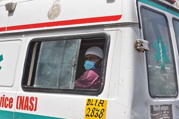 Coronavirus in Indien, Eindrücke aus Neu-Delhi NEW DELHI, INDIA APRIL 11: A man suspected of COVID-19 infection, looks out of a ambulance window, on the day eighteen of the 21-day nationwide lockdown to curb the spread of coronavirus, on April 11, 2020 in New Delhi, India. (Photo by Raj K Raj Hindustan Times ) India Goes Into 21 Day Lockdown Due To Coronavirus COVID 19