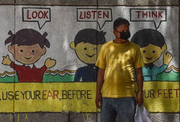 Coronavirus in Indien, Eindrücke aus Neu-Delhi NEW DELHI, INDIA - APRIL 11: A man seen in a queue at a meal distribution by the Delhi Government, on day eighteen of the 21 day nationwide lockdown to limit the coronavirus, in Inderpuri, on April 11, 2020 in New Delhi, India. (Photo by Sanchit Khanna Hindustan Times ) Government And NGOs Provide Food To Homeless And Poor Amid Lockdown To Prevent Covid-19