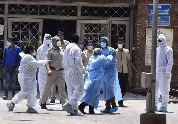News Bilder des Tages Coronavirus in Indien, Eindrücke aus Neu-Delhi NEW DELHI, INDIA APRIL 11: CATS ambulance staff in PPE suits and doctors of LNJP Hospital during an altercation outside the special coronavirus screening center, on day eighteen of the 21 day lockdown to limit the coronavieus, at LNJP Hospital, on April 11, 2020 in New Delhi, India. (Photo by Sonu Mehta Hindustan Times ) India Goes Into 21 Day Lockdown Due To Coronavirus COVID 19