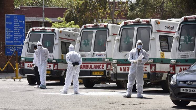 Coronavirus in Indien, Eindrücke aus Neu-Delhi NEW DELHI, INDIA APRIL 11: CATS ambulance staff in PPE suits and doctors of LNJP Hospital during an altercation outside the special coronavirus screening center, on day eighteen of the 21 day lockdown to limit the coronavieus, at LNJP Hospital, on April 11, 2020 in New Delhi, India. (Photo by Sonu Mehta Hindustan Times ) India Goes Into 21 Day Lockdown Due To Coronavirus COVID 19