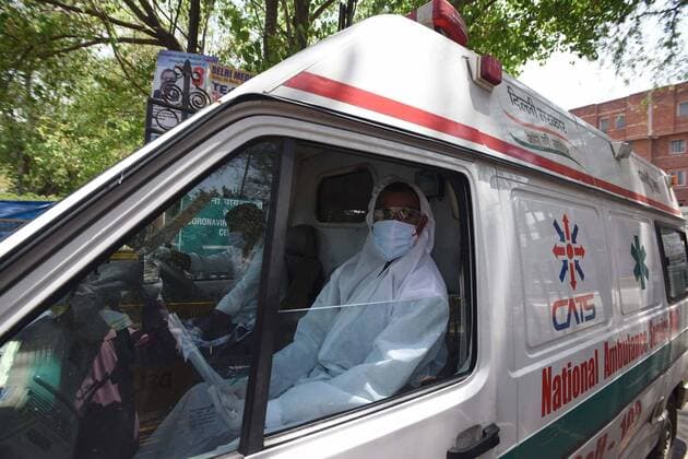 Coronavirus in Indien, Eindrücke aus Neu-Delhi NEW DELHI, INDIA APRIL 11: CATS ambulance staff in PPE suits leave after an altercation with LNJP Hospital doctors outside the special coronavirus screening center, on day eighteen of the 21 day lockdown to limit the coronavieus, at LNJP Hospital, on April 11, 2020 in New Delhi, India. (Photo by Sonu Mehta Hindustan Times ) India Goes Into 21 Day Lockdown Due To Coronavirus COVID 19