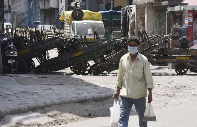 Coronavirus in Indien, Eindrücke aus Neu-Delhi NEW DELHI, INDIA APRIL 11: A man wears a protective face mask in a lane at Nabi Karim area, one of the thirty hotspot areas sealed to curb the spread of coronavirus, on the day eighteen of the 21-day nationwide lockdown, on April 11, 2020 in New Delhi, India. (Photo by Vipin Kumar Hindustan Times ) India Goes Into 21 Day Lockdown Due To Coronavirus COVID 19
