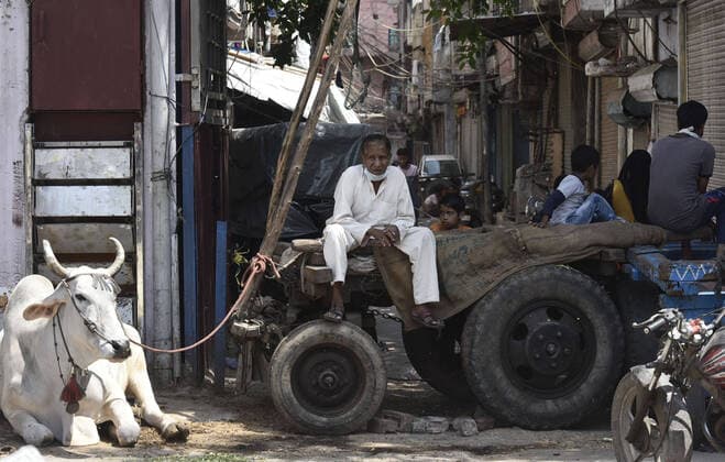 Coronavirus in Indien, Eindrücke aus Neu-Delhi NEW DELHI, INDIA APRIL 11: People out in a lane at Sadar Bazar area, one hotspot areas sealed to curb the spread of coronavirus, on the day eighteen of the 21-day nationwide lockdown, on April 11, 2020 in New Delhi, India. (Photo by Vipin Kumar Hindustan Times ) India Goes Into 21 Day Lockdown Due To Coronavirus COVID 19