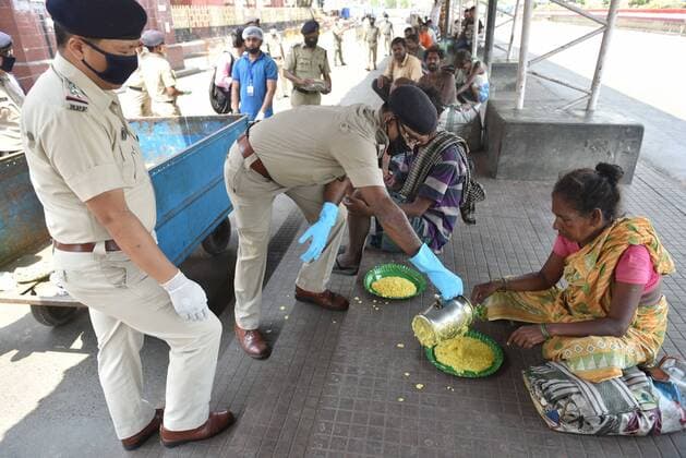 KOLKATA, INDIA - APRIL 11: Railway Protection Force (RPF) personnel distribute food to homeless peoples on day eighteen of the 21 day nationwide lockdown to limit the coronavirus, at Howrah station, on April 11, 2020 in Kolkata, India. (Photo by Samir Jana Hindustan Times ) Government And NGOs Provide Food To Homeless And Poor Amid Lockdown To Prevent Covid-19