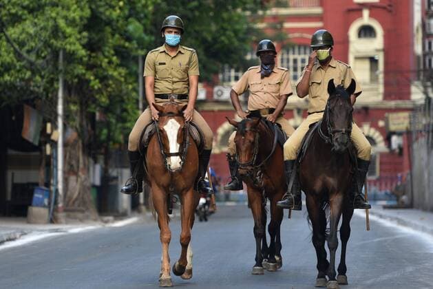 KOLKATA, INDIA APRIL 11: Kolkata Mounted Police (KMP) patrolling on day eighteen of the 21 day lockdown to fight coronavirus at Esplanade, on April 11, 2020 in Kolkata, India. (Photo by Samir Jana Hindustan Times ) India Goes Into 21 Day Lockdown Due To Coronavirus COVID 19