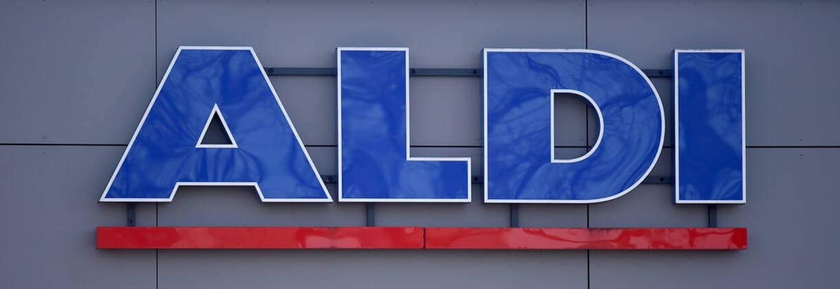 Wirtschaft - Symbolfoto am 10.04.2020 in Osnabrück Logo ALDI NORD. --- Aufnahme aus dem oeffentlichen Raum !!! --- Foto: osnapix Wirtschaft - Symbolfotos
