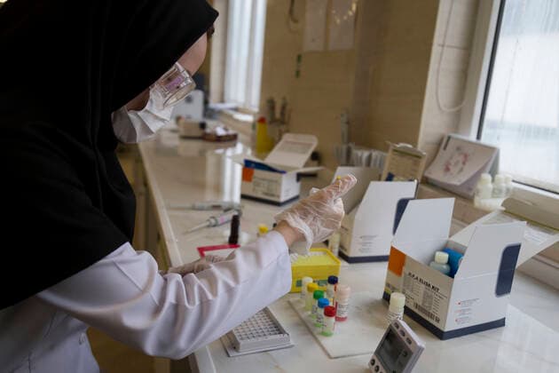 Coronavirus im Iran, Testlabor in Karadsch April 11, 2020, Karaj, Alborz, Iran: Iranian medical staff work on the production of COVID-19 test kits at the Pishtaz-Teb knowledge-based medical company just outside the city of Karaj, in the northern Alborz Province. Iran launched the production line of serology-based test kits that can discover whether a person has ever been exposed to the novel coronavirus or suffered from the COVID-19 disease and recovered or not. Iran is one of the most affected by pandemic COVID-19 disease caused by the SARS-CoV-2 coronavirus. Karaj Iran - ZUMAf146 20200411_zip_f146_041 Copyright: xRouzbehxFouladix