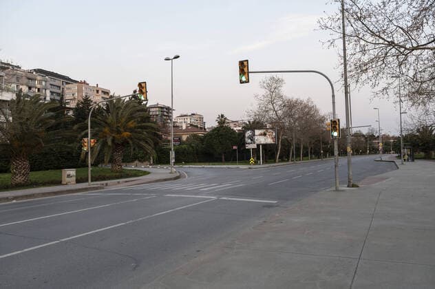 Coronavirus in der Türkei, Ausgangssperre in Istanbul Mostly deserted KadÄ±koy District and Bagdat Street with famous brands in Istanbul after the two-day curfew declared by the government to slow coronavirus spread, Saturday, April 11, 2020. Copyright: AkinxCeliktas 16718414