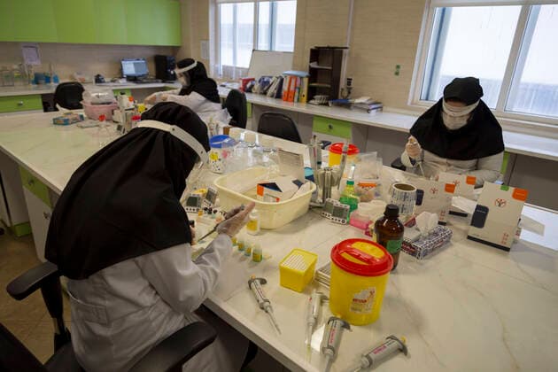 Coronavirus im Iran, Testlabor in Karadsch April 11, 2020, Karaj, Alborz, Iran: Iranian medical staff work on the production of COVID-19 test kits at the Pishtaz-Teb knowledge-based medical company just outside the city of Karaj, in the northern Alborz Province. Iran launched the production line of serology-based test kits that can discover whether a person has ever been exposed to the novel coronavirus or suffered from the COVID-19 disease and recovered or not. Iran is one of the most affected by pandemic COVID-19 disease caused by the SARS-CoV-2 coronavirus. Karaj Iran - ZUMAf146 20200411_zip_f146_050 Copyright: xRouzbehxFouladix