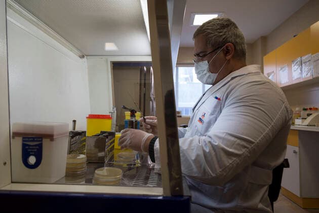 Coronavirus im Iran, Testlabor in Karadsch April 11, 2020, Karaj, Alborz, Iran: Iranian medical staff work on the production of COVID-19 test kits at the Pishtaz-Teb knowledge-based medical company just outside the city of Karaj, in the northern Alborz Province. Iran launched the production line of serology-based test kits that can discover whether a person has ever been exposed to the novel coronavirus or suffered from the COVID-19 disease and recovered or not. Iran is one of the most affected by pandemic COVID-19 disease caused by the SARS-CoV-2 coronavirus. Karaj Iran - ZUMAf146 20200411_zip_f146_055 Copyright: xRouzbehxFouladix