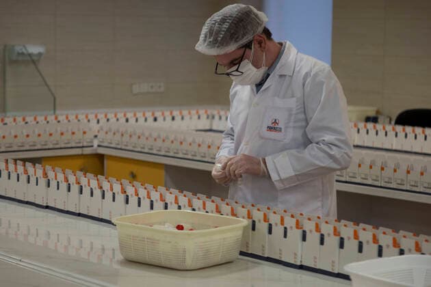 Coronavirus im Iran, Testlabor in Karadsch April 11, 2020, Karaj, Alborz, Iran: Iranian medical staff work on the production of COVID-19 test kits at the Pishtaz-Teb knowledge-based medical company just outside the city of Karaj, in the northern Alborz Province. Iran launched the production line of serology-based test kits that can discover whether a person has ever been exposed to the novel coronavirus or suffered from the COVID-19 disease and recovered or not. Iran is one of the most affected by pandemic COVID-19 disease caused by the SARS-CoV-2 coronavirus. Karaj Iran - ZUMAf146 20200411_zip_f146_080 Copyright: xRouzbehxFouladix