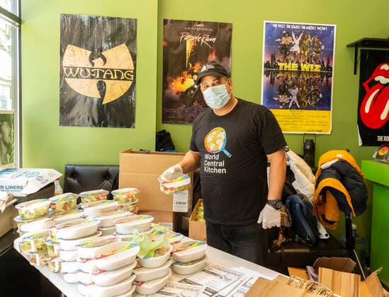 Coronavirus in den USA, Initiative in New York verteilt Essen an Bedürftige Struggling in NYC amid COVID-19 pandemic Worker displays packages of free food at Beatstro restaurant amid COVID-19 pandemic prepared by World Central Kitchen non-profit organization created by Jose Andres the world renowned chef. Food pantries have been opened in many poor neighborhoods of the city the most hit by epidemic New York New York United States Copyright: LevxRadin
